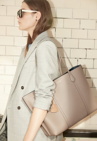 Tory Burch PERRY TRIPLE COMPARTMENT TOTE - Kandekott - clam shell