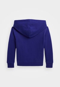 Felpa viola con cappuccio, maniche lunghe, polsini a costine e texture liscia; presenta un ampio cappuccio e un design pulito e semplice.