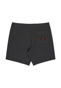 Σκούρα γκρι μαγιό σορτς από υφασμάτινη υφή, με πίσω τσέπη με καπάκι και ετικέτα με λογότυπο. Απλός, τετράγωνος σχεδιασμός.