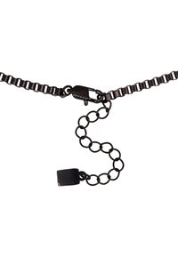 Schwarze Metallkettencollier mit Clipverschluss, runden Gliedern und einem rechteckigen Anhänger am Ende. Strukturiertes, industrielles Design.