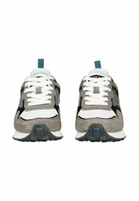 Šedé a bílé tenisky s vrchní částí z semiše a síťoviny, černými akcenty, bílými tkaničkami a tyrkysovým poutkem na patě. Viditelný vzor gumové podešve.