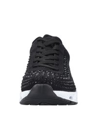 Chaussure de sport noire avec une tige texturée ornée d'accents cloutés, des lacets plats et une semelle blanche rembourrée. Design à bout rond.