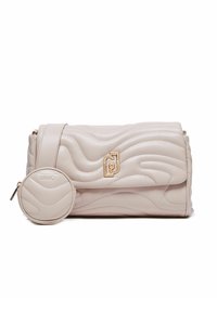 Lichtroze leren handtas met golvend gecapitonneerd ontwerp, gouden hardware en een afneembare ronde tas. Beschikt over een klep sluiting en een schouderriem.