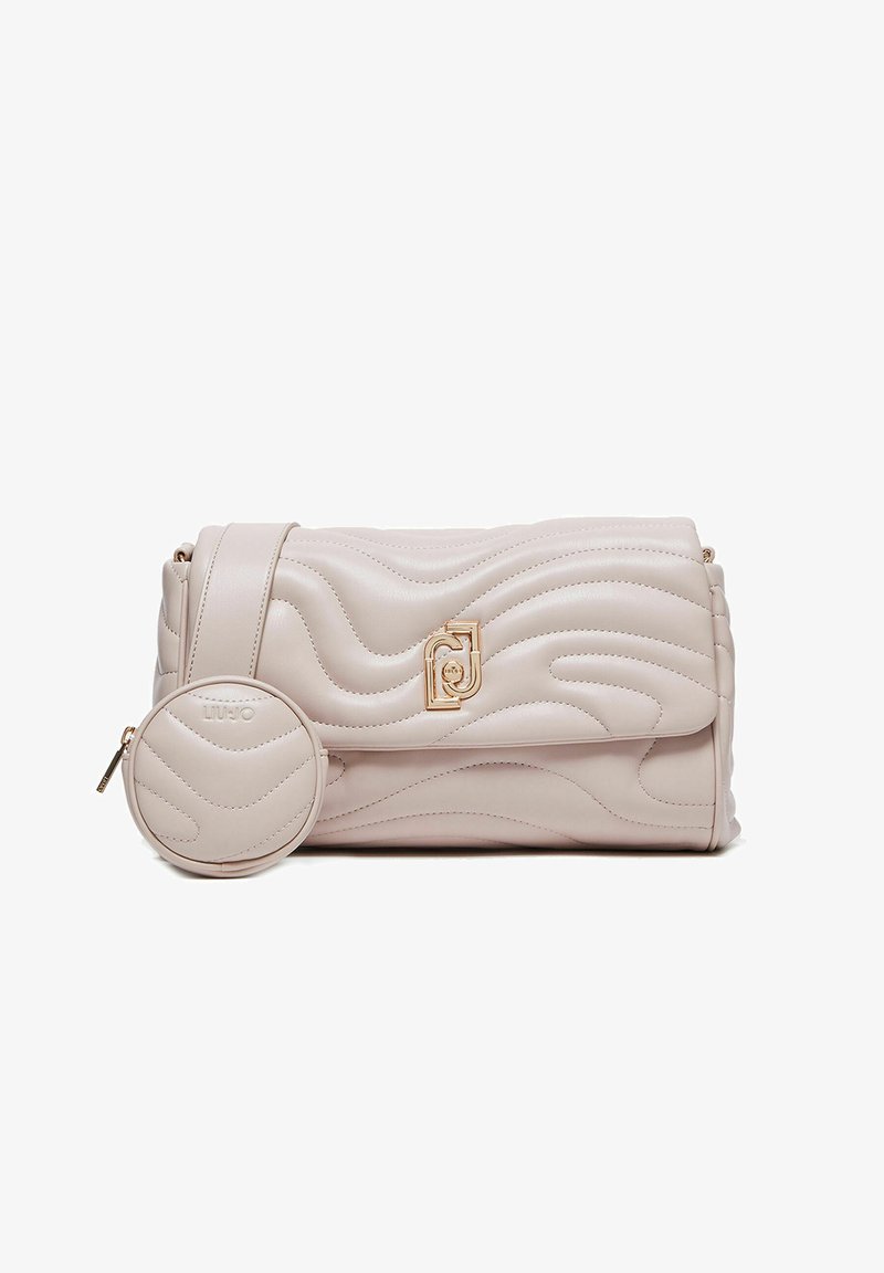 Sac à main en cuir rose clair avec un design matelassé ondulé, quincaillerie dorée et pochette ronde amovible. Il dispose d'une fermeture à rabat et d'une bandoulière.