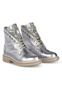 Bottines métalliques argentées avec des gemmes décoratives sur les côtés, bout rond, design à lacets et semelle en bois clair.