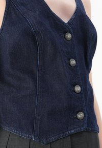 Marineblauwe denim cropped vest met een V-halslijn, zes knopen aan de voorkant met logo-accenten en gestructureerde naden voor een getailleerde pasvorm.