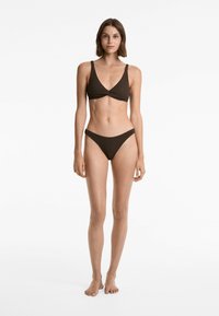 Rjav bikini komplet z teksturiranim zaključkom. Top ima zavit dizajn in nastavljive naramnice; dno je nizko rezano.