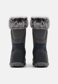 Bottes d'hiver noires avec un revers en fausse fourrure grise, semelle en caoutchouc et tissu texturé. Présente des détails de couture et un dos rembourré.