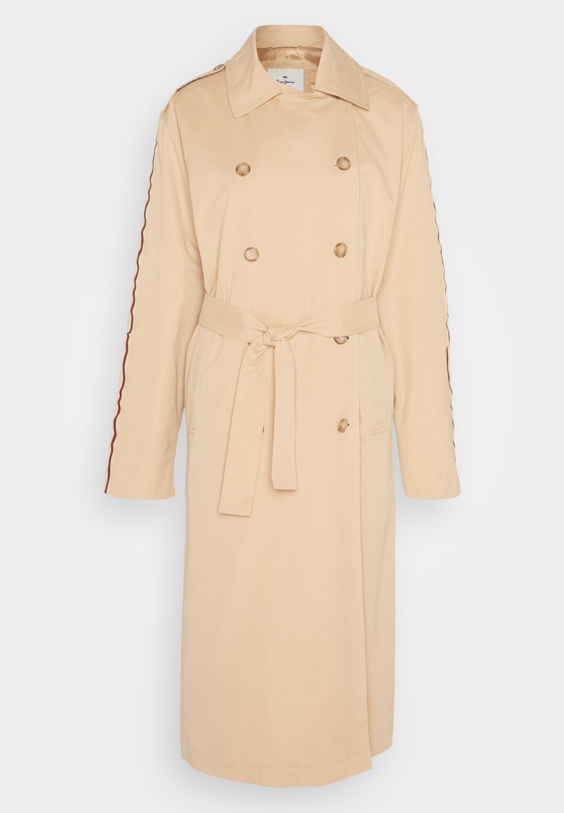 Trench coat beige de doble botonadura con un lazo en la cintura y detalles de rayas rojas a lo largo de las mangas, exhibido sobre un fondo blanco.