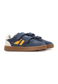 Zapatillas de deporte azul marino con rayas amarillas, con un diseño de tira de velcro, material de ante y suela de goma texturizada.