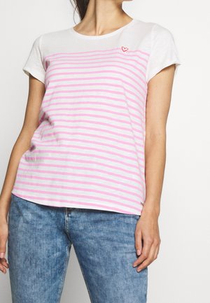 Tričko s krátkými rukávy z měkké bílé látky s horizontálními růžovými pruhy, s malou vyšívanou červenou srdíčkem na hrudi.