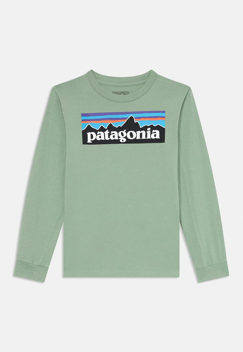Langermet skjorte i lys grønn bomull med rund hals. Har et fjellmotiv og "patagonia"-logo i svart på en kontrastfarge bakgrunn.