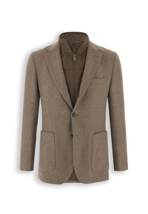 Blazer en laine taupe à revers crantés et poches plaquées, porté par-dessus une veste intérieure matelassée marron à fermeture éclair et à col montant.