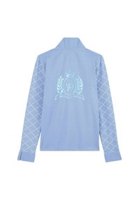 Chemise à manches longues bleu clair avec col, mettant en avant un design de logo central et des accents de motif en losange sur les manches. Texture de tissu douce.