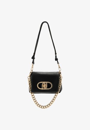 Bolso de hombro de cuero negro con acabado texturizado, que cuenta con una cadena de oro y un cierre ovalado de metal con detalle del logo.