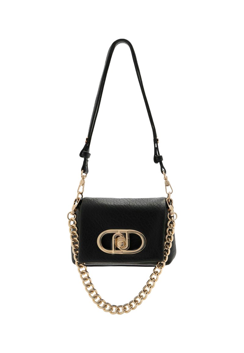 Borsa a spalla in pelle nera con finitura testurizzata, caratterizzata da una tracolla in metallo dorato e una chiusura ovale in metallo con dettaglio del logo.