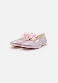 Des ballerines métalliques roses présentent un bout rond, une sangle sur le cou-de-pied et deux accents de fleurs roses avec des centres scintillants.