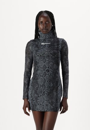 Langarmige jurk in zwart en grijs slangenpatroon, met een hoge hals en een aansluitende silhouette. Logo gedrukt op de borst.