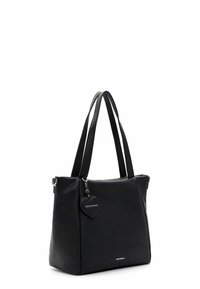 Sac fourre-tout en cuir noir avec deux poignées, bords arrondis et finition texturée. Présente un pendentif en forme de cœur et une marque discrète.