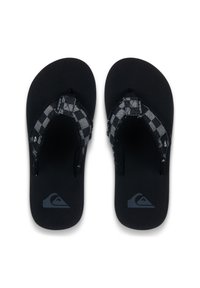 Tongs noires avec une semelle mate, dotées d'une bride en tissu à carreaux et d'un accent logo près de l'entre-doigt. Texture douce, design décontracté.