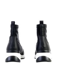 Bottines noires en cuir avec une texture lisse, un col haut et une semelle blanche contrastante avec un accent noir incurvé.
