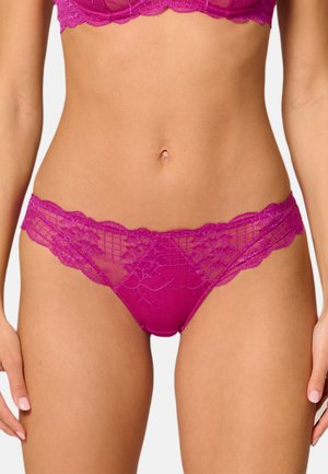Culottes en dentelle de couleur magenta vif avec des accents de motif floral, présentant une taille en forme de vagues et des détails en tulle transparent.