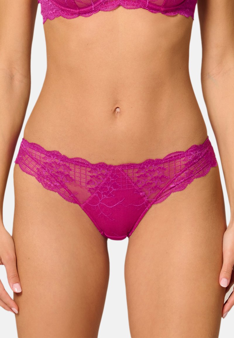Culottes en dentelle de couleur magenta vif avec des accents de motif floral, présentant une taille en forme de vagues et des détails en tulle transparent.