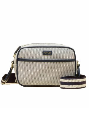 Kompakta bēša un melna plecu soma ar teksturētu audumu, priekšējo rāvējslēdzēja kabatu un noņemamu platu svītrainu plecu siksnu.