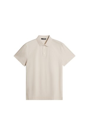 Kortärmad polo i mjuk beige tyg; har en krage, treknappringning och liten logotyp på vänster bröst.