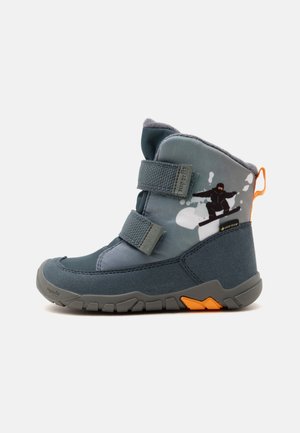 Børns grå vinterstøvle med to velcrolukninger, orange træktab, tekstureret sål og snowboarder grafik på siden.