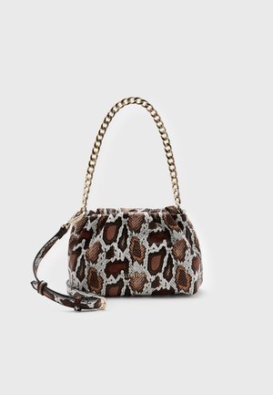 Väsk av ormskinn med ett brunt och krämfärgat leopardmönster, guld kedjehandtag och justerbar rem. Texturerad yta med rynkdesign.