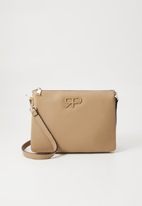 Beżowa torebka crossbody z teksturowanej sztucznej skóry, z złotym logo i regulowanym paskiem. Charakteryzuje się minimalistycznym designem oraz zapięciem na zamek.