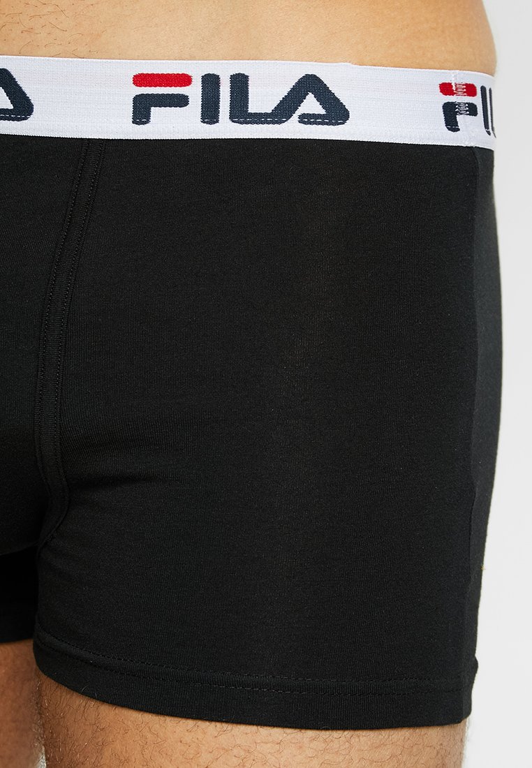 Zwarte katoenen boxershorts met een witte tailleband met het Fila-logo in rood en blauw. Gladde textuur en een aansluitend ontwerp.