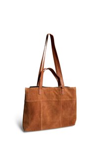 Sac fourre-tout en daim brun avec des accents en cuir, présentant deux longues poignées et une forme rectangulaire structurée. Surface texturée avec des détails de couture.