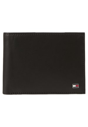 Cartera de cuero negro con textura suave, diseño de dos pliegues y costuras sutiles. Presenta un pequeño logotipo en la esquina inferior derecha.