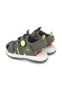 Sandalias grises con un diseño de malla transpirable, acentos en verde neón, correas ajustables y una suela blanca con texto rojo. Adecuadas para un uso activo.