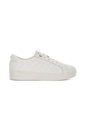 Baskets en cuir blanc avec motif matelassé, bout rond, semelle plate et œillets dorés. Présente une texture lisse et un design minimaliste.