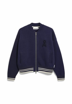 Marineblauwe bomberjas met een ritssluiting aan de voorkant, geribbelde manchetten en wit gestreepte bies. Voorzien van een getextureerd 'A'-logo op het linkerborstzakje.