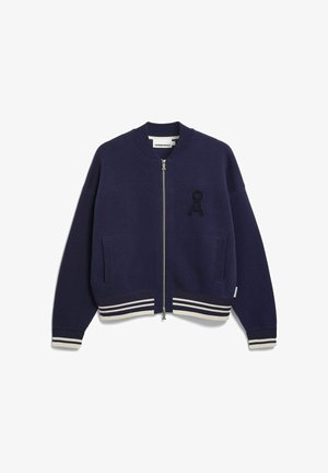 Marineblauwe bomberjas met een ritssluiting aan de voorkant, geribbelde manchetten en wit gestreepte bies. Voorzien van een getextureerd 'A'-logo op het linkerborstzakje.