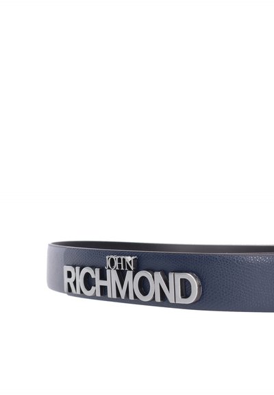 Ceinture bleu marine texturée avec une boucle en métal argenté portant le logo "JOHN RICHMOND" sur fond blanc.