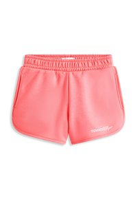 Κοραλλί ροζ σορτς με ελαστική μέση, πλαϊνές τσέπες και λευκό λογότυπο Tommy Hilfiger στο αριστερό πόδι, απεικονίζεται επίπεδο σε λευ κό φόντο.