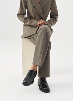 Vagabond KENOVA - Fűzős cipők - black