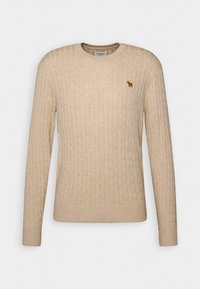 Béžový svetr s dlouhými rukávy a kulatým výstřihem, pletený silným vzorem s malým vyšitým motivem losa na levé straně hrudi.