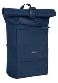 Sac à dos bleu marine à ouverture roulante avec poche avant à rabat fermée par velcro et boucle en plastique, avec l’étiquette de la marque Larkson Hamburg.
