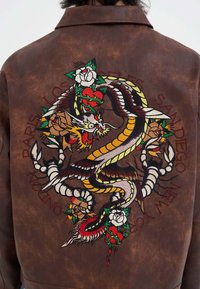 Brun læderjakke med stort broderet dragedesign med røde roser og tekst: "LOS ANGELES," "SAN DIEGO," "NEW YORK," og "PARIS."