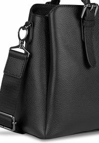 Borsa a mano in pelle nera con superficie testurizzata, dotata di tracolla removibile e accessori metallici sul lato. Forma rettangolare.