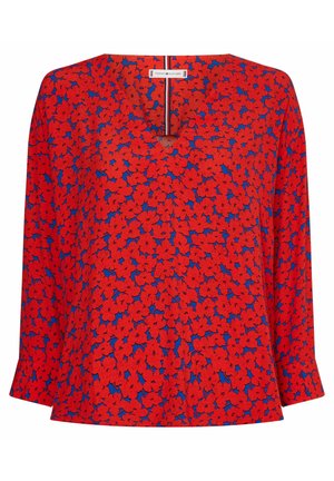 Rote Bluse mit langen Ärmeln, blauem Hintergrund und dichtem roten Blumenmuster, V-Ausschnitt und Tommy Hilfiger Etikett im Kragen.