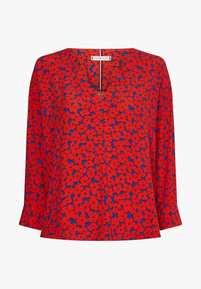 Rote Bluse mit langen Ärmeln, blauem Hintergrund und dichtem roten Blumenmuster, V-Ausschnitt und Tommy Hilfiger Etikett im Kragen.
