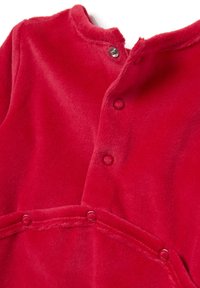 Rode fleece kleding met een ronde halslijn, drie drukknoopjes en een gestructureerde afwerking. Inclusief een gestructureerd ontwerp met stikdetails.