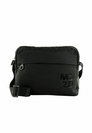Sac bandoulière noir rembourré avec fermeture éclair, sangle ajustable, détail embossé "MD 20" et finition brillante sur le devant.